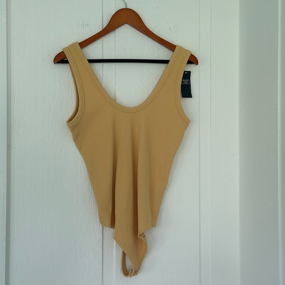 NWT Abercrombie and Fitch Ribbed Yellow Bodysuit Size Large - Picture 1 of 4